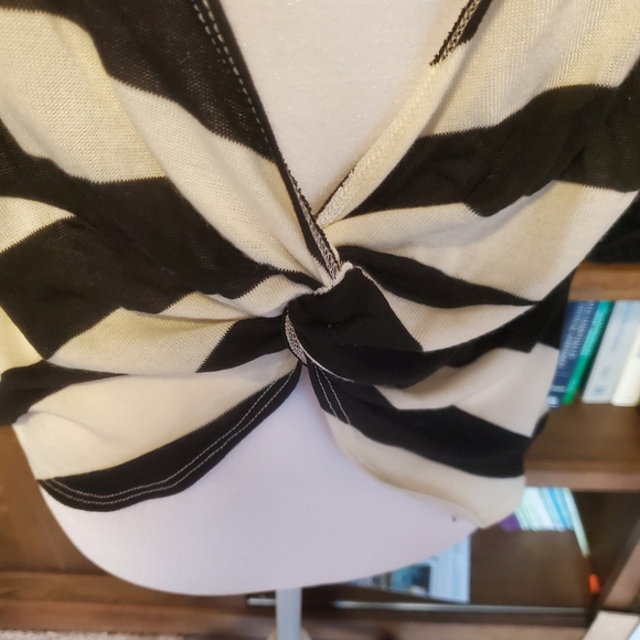 Black and white women's top - Picture 3 of 3